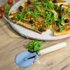 Kamień do pizzy z uchwytem i nożykiem, z kordierytu, okrągły 33 cm