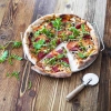 Kamień do pizzy z uchwytem i nożykiem, z kordierytu, okrągły 33 cm