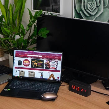 Elektroniczny zegar z termometrem