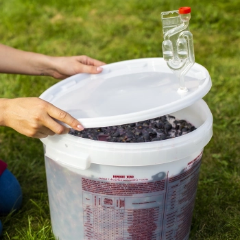 Pojemnik fermentacyjny 30L, w białym kolorze z nadrukiem, kranem i 2 rurkami - j.EN