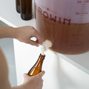 Pojemnik do fermentacji piwa z rurką fermentacyjną, kranikiem, termometrem i reduktorem osadu